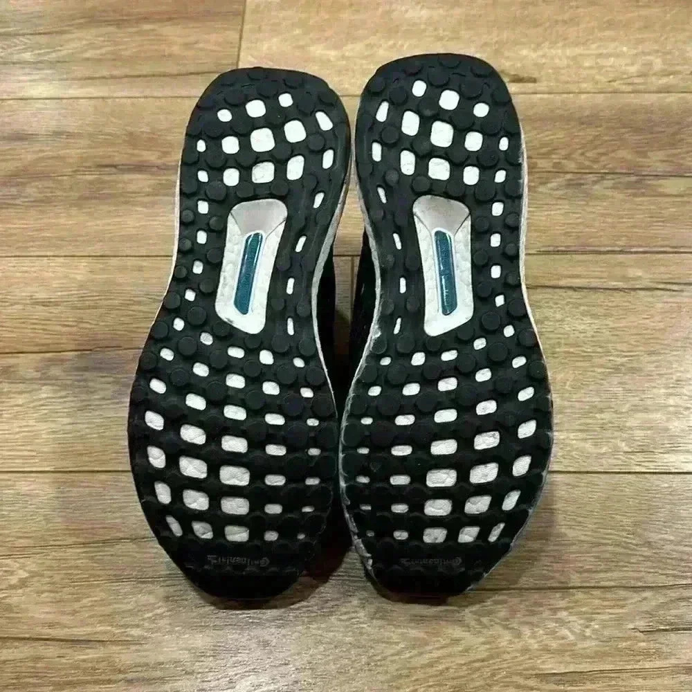 ADIDAS Men’s Ultra Boost Size US 8.5 in Excellent Condition - Picture 5 of 8